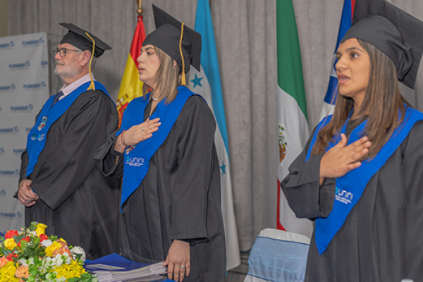 Roberto Ruiz, Vice-Reitor de Relações Internacionais da UNEATLANTICO, juntamente com a Sra. Gabriela Lisbet Quijano, Diretora Executiva da FUNIBER Honduras e a Sra. Belky Brizuela, Coordenadora da Secretaria Acadêmica.